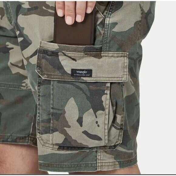 Men's Wrangler Camo Cargo Shorts  Stretch Relaxed Fit Tech Pocket size 46 new - Picture 3 of 16
